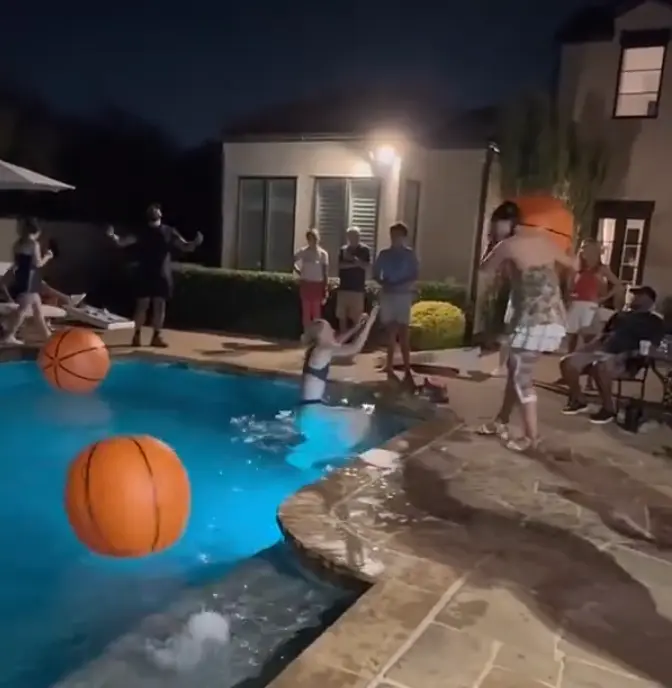 友泳池嬉戏, 的关系, 李月汝穿泳