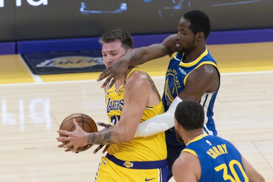 勇士扩大领, 两人推搡吃